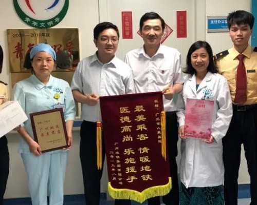 “鲁豫”有80斤吗？穿条纹西装配阔腿裤走机场，虽瘦却能撑场面