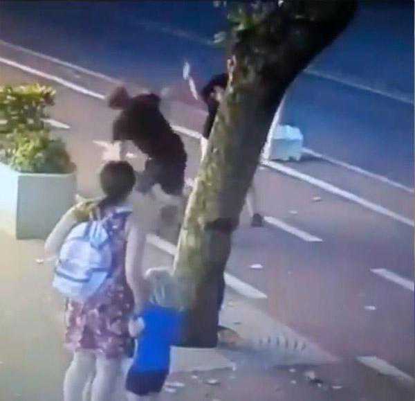 北京全国助孕群_北京捐卵合同_格鲁吉亚一女子街头持刀攻击无辜路人 致一儿童